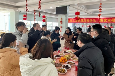 大年夜，新倉(cāng)鎮(zhèn)黨委書(shū)記與留平職工共迎新春佳節(jié)